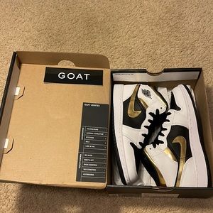 Air Jordan 1 Mid GS ‘White Gold’